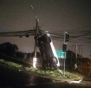 Conmoción por violento choque que terminó con auto incrustado