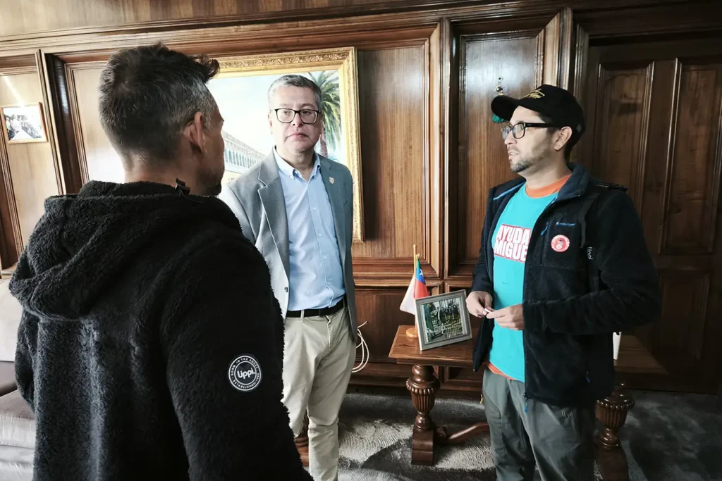 Miguel y Andrés fueron recibidos por el alcalde de Temuco, Roberto Neira y su equipo de trabajo, quienes autorizaron y respaldaron públicamente la iniciativa.