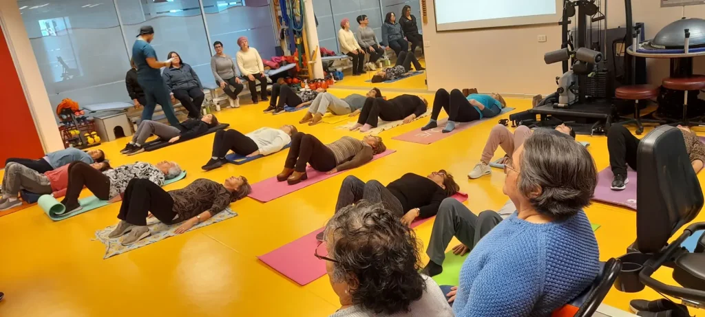 Estudiantes de Kinesiología UA lideran taller sobre salud del piso pélvico en personas mayores de Temuco.