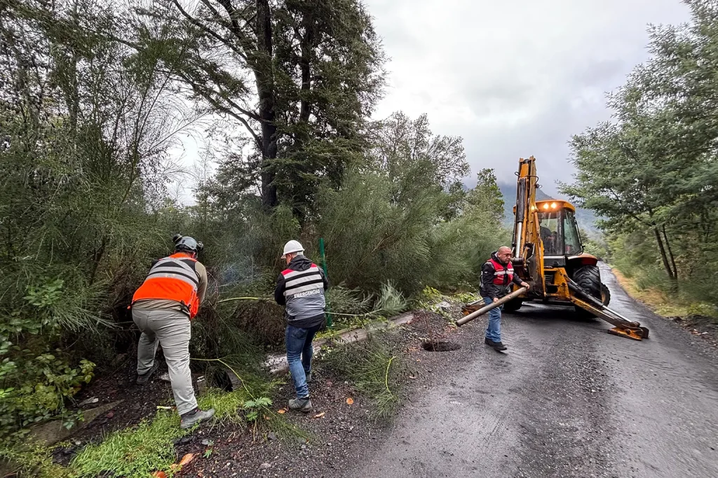 Lluvias en Pucón provocaron socavón y daños en caminos vecinales