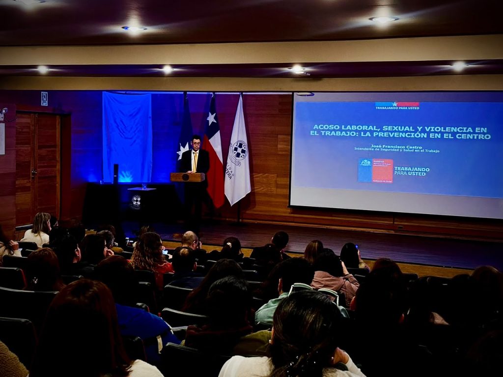 Seminario abordó los desafíos de implementación de la Ley Karin en La Araucanía.