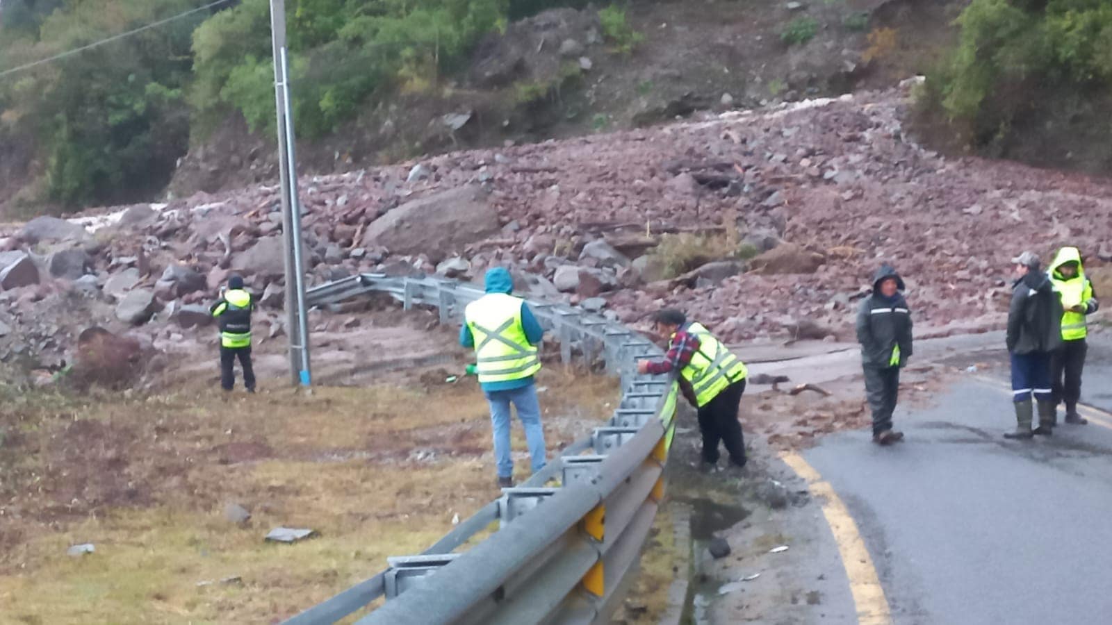 Ruta cortada en Coñaripe: Desprendimiento de material bloquea acceso a Panguipulli por sector Los Miradores. Usa ruta alterna por Licán Ray.