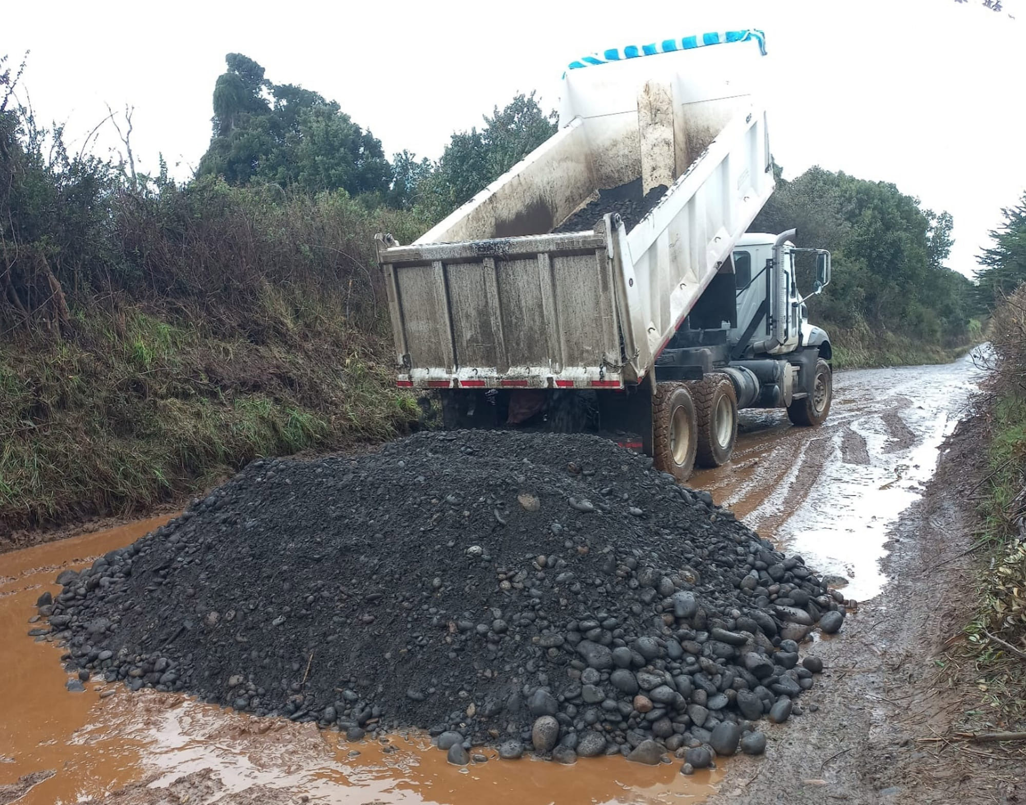 Gracias a la gestión del alcalde Baldomero Santos, Vialidad inició la reparación de caminos en Teodoro Schmidt, beneficiando a sectores como Malalhu
