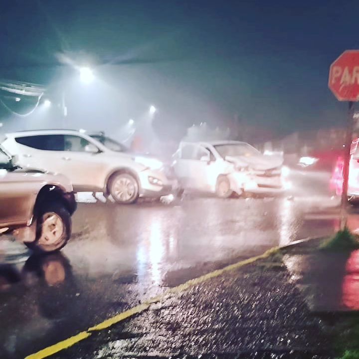 Choque entre un Chevrolet Sail y un SUV Hyundai cerca de la estación Copec en Gorbea. Equipos de emergencia en el lugar