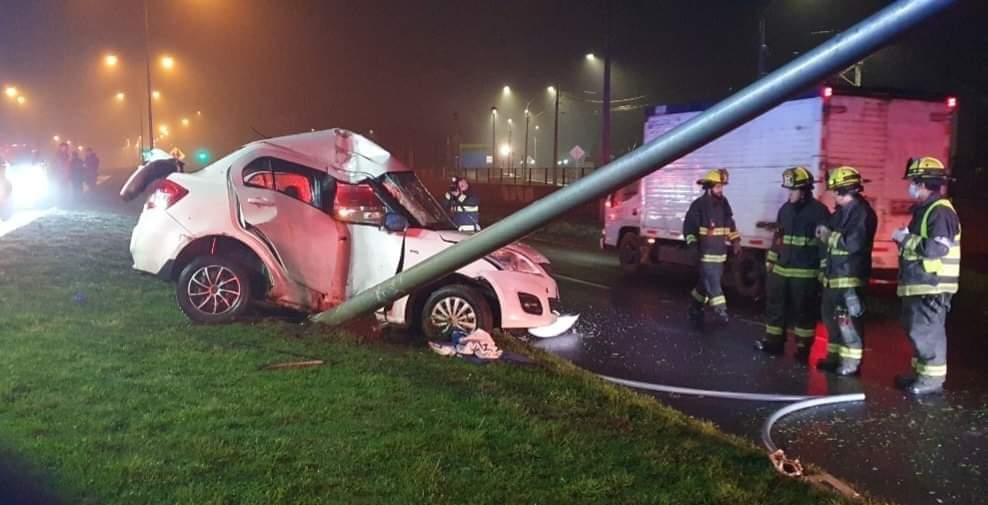 Conductor fallecido en Labranza tras chocar violentamente contra un poste. SAMU y Bomberos atendieron el accidente en la madrugada.