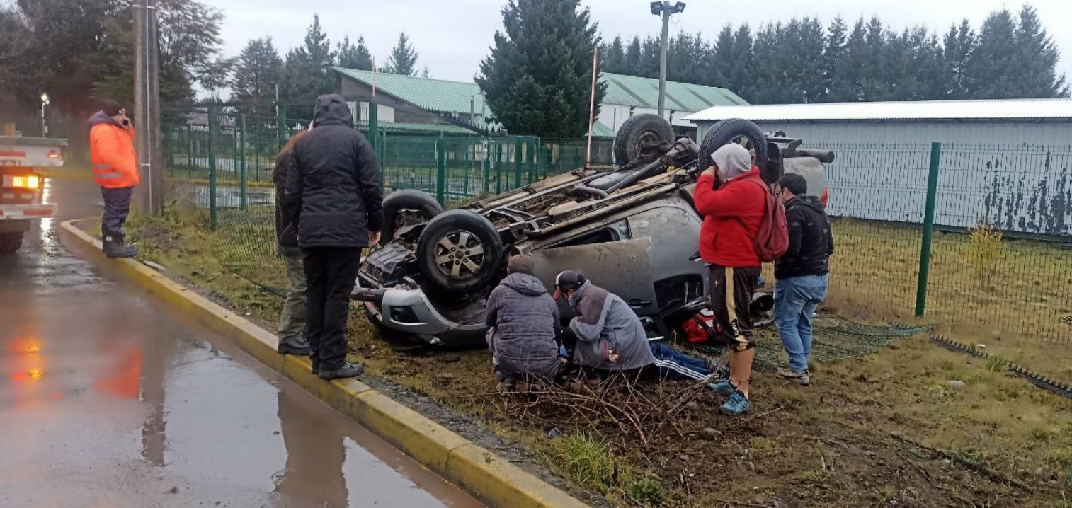Volcamiento de SUV genera congestión cerca de la planta CCU en ruta Villarrica Freire. Se investigan las causas del accidente.