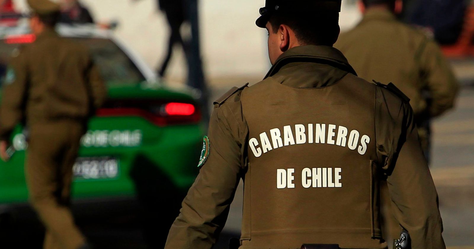 Referencial. Carabineros. Delincuentes. Vehículo volcado.