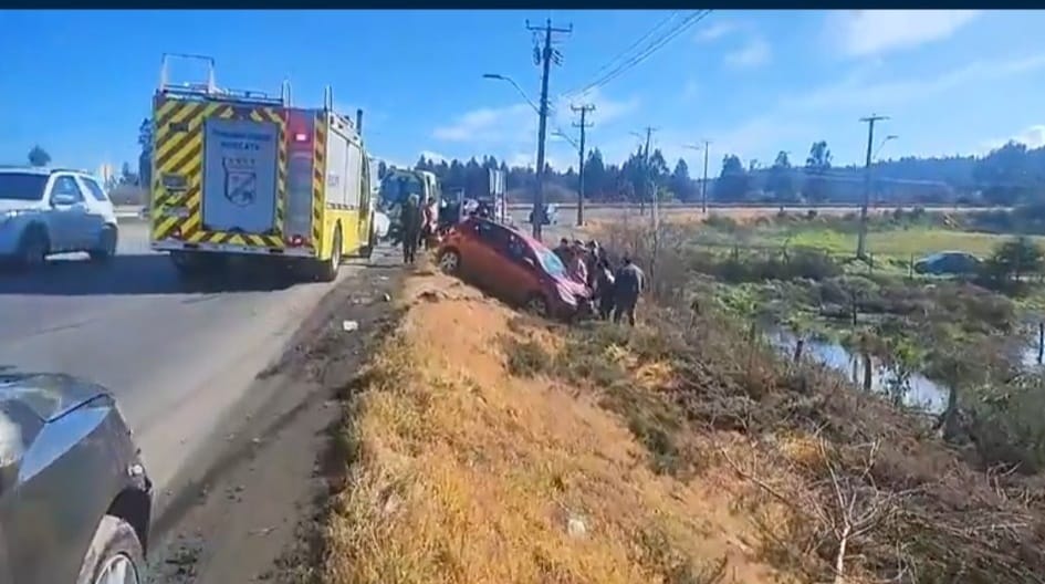 Volcamiento de vehículo menor con lesionados en la carretera que conecta Imperial con Carahue
