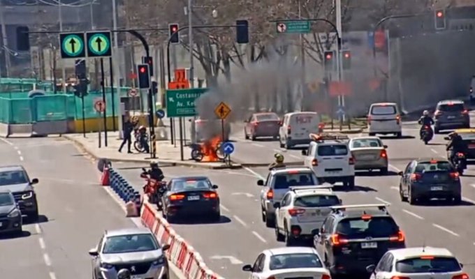 Repartidor incendió su moto y trató de robar otra para eludir una inspección