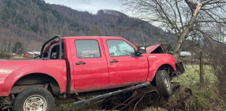 Trágico accidente en Pucón: Una camioneta chocó contra un árbol, dejando un fallecido y tres heridos