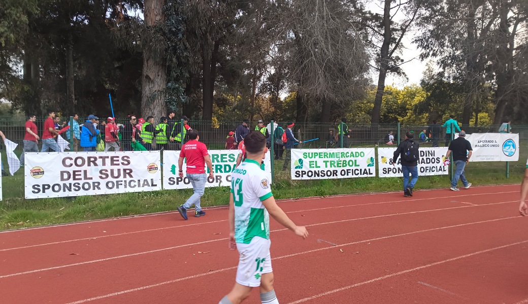 Violencia en partido de Tercera B entre Malleco Unido y Constitución Unido. Barristas agredieron a hinchas visitantes. Dos lesionados.