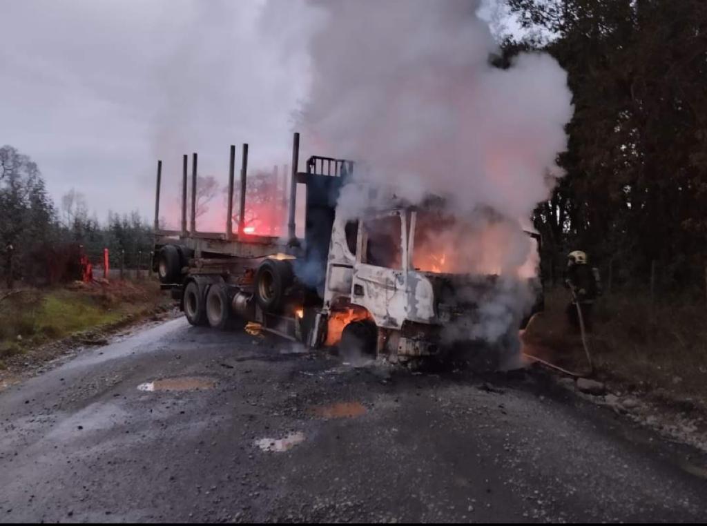 Un nuevo ataque incendiario destruyó cuatro camiones en el sector San Andrés, Collipulli. No se reportaron personas lesionadas