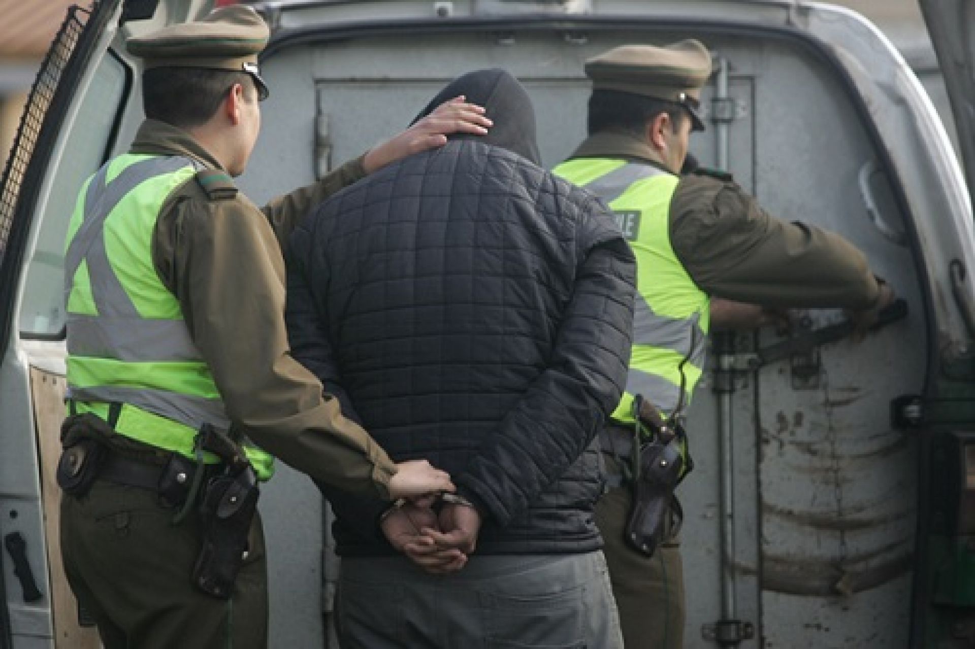 Imagen referencial. Carabinero, Carabineros, detenido. Extorsionistas. Arma. Femicidio en Villarrica