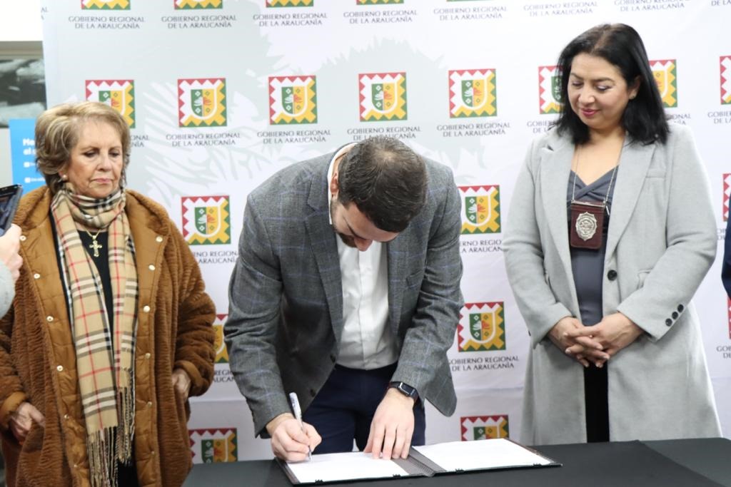 Gobernador firma mensaje para la adquisición de 20 nuevos vehículos para la PDI en La Araucanía