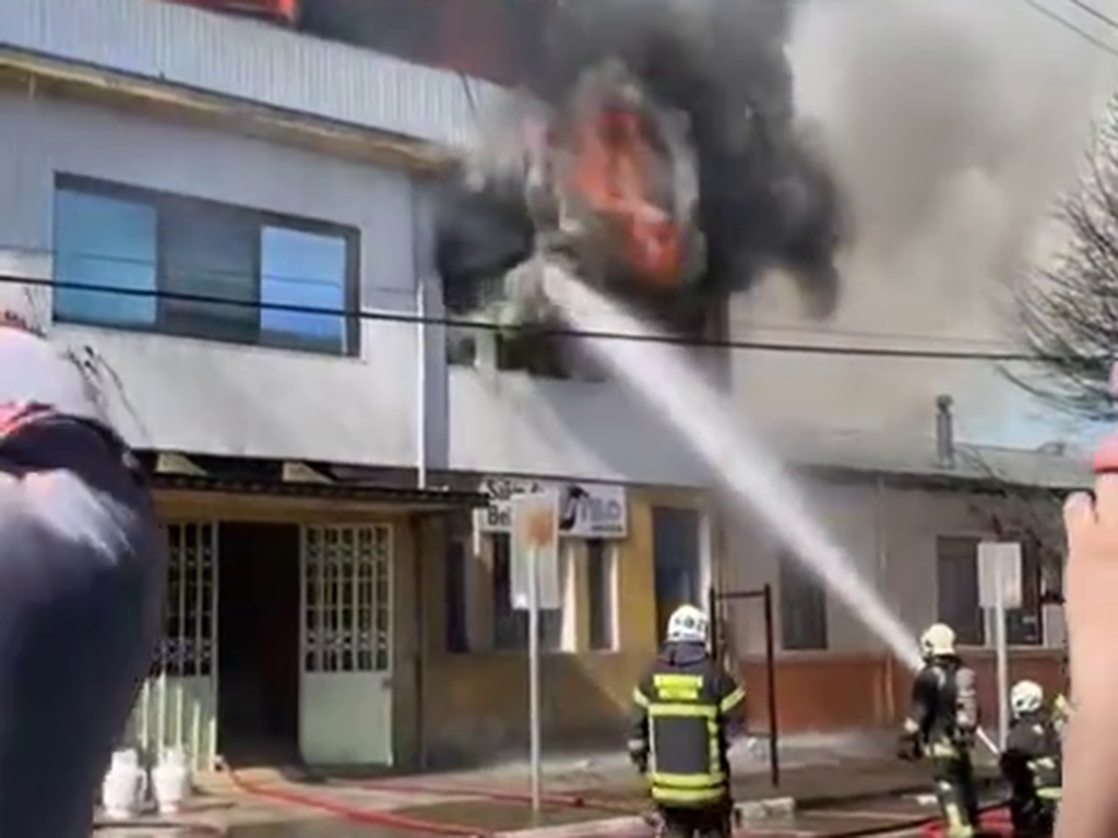 Voraz incendio consume hoy un edificio histórico en pleno corazón Victoria