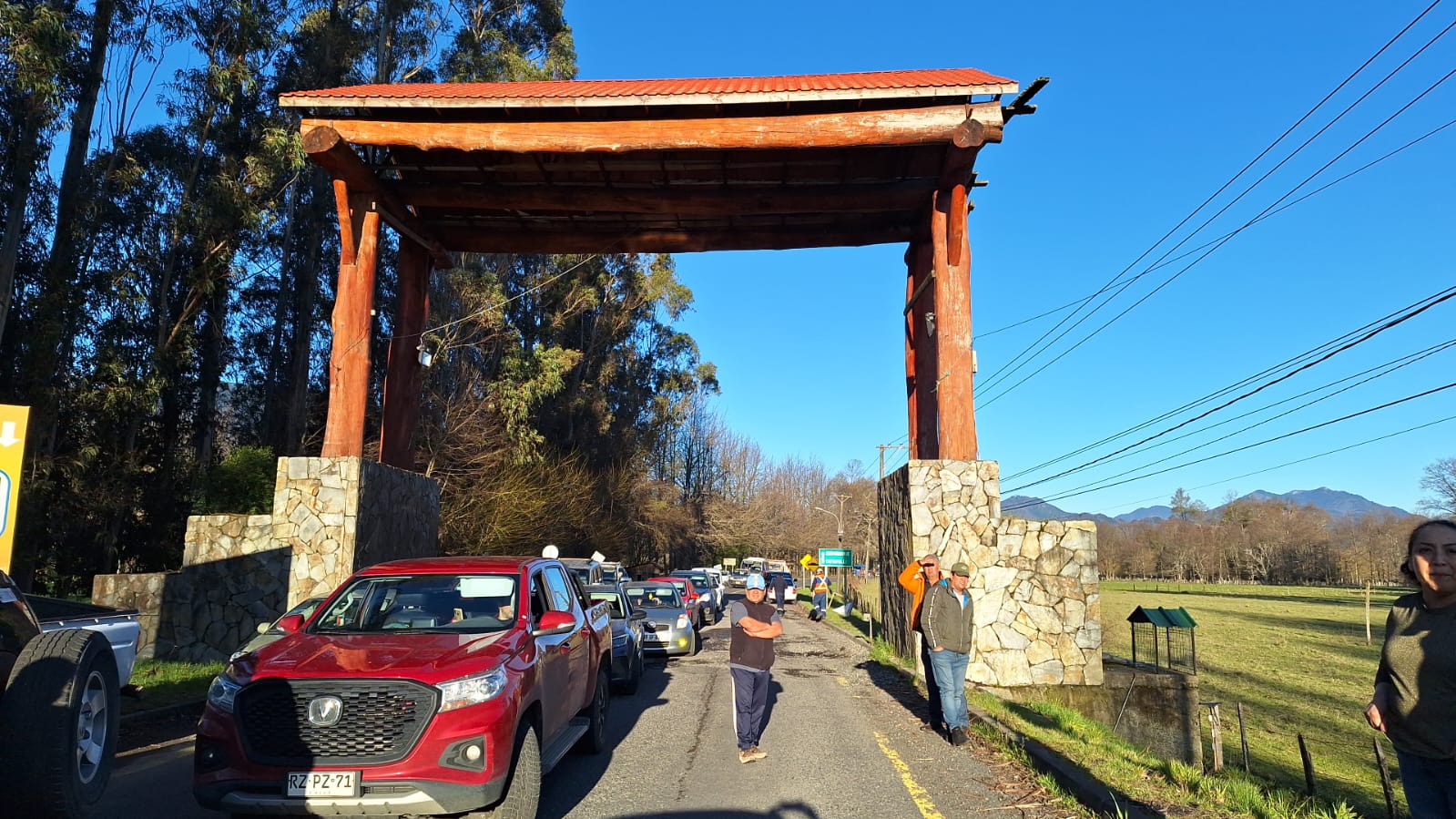 Vecinos de Curarrehue bloquean la ruta en protesta por el mal estado de los caminos en la zona