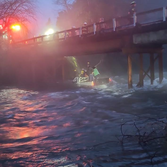 Exitoso rescate de 3 ocupantes de vehículo que chocó con barrera de puente y cayó al río en Padre Las Casas