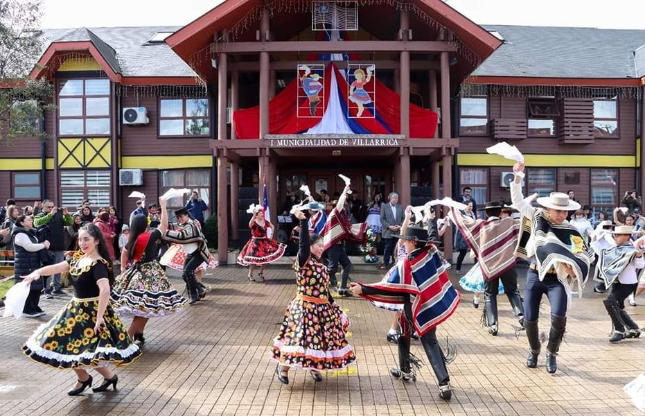 Villarrica inició los festejos patrios con cuecas, arpa y folclore