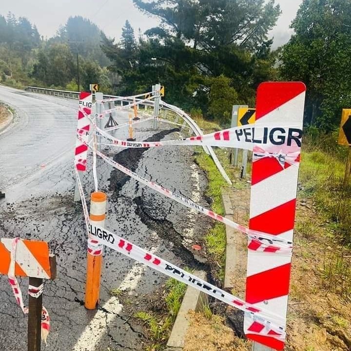 Camino con desmoronamiento en Ruta S-70