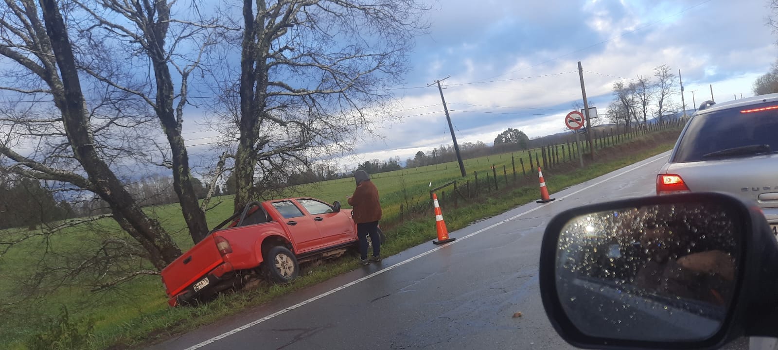 Accidente en ruta Villarrica Freire: Camioneta cae a zanja en km 20. Genera alta congestión. Se investigan las causas.