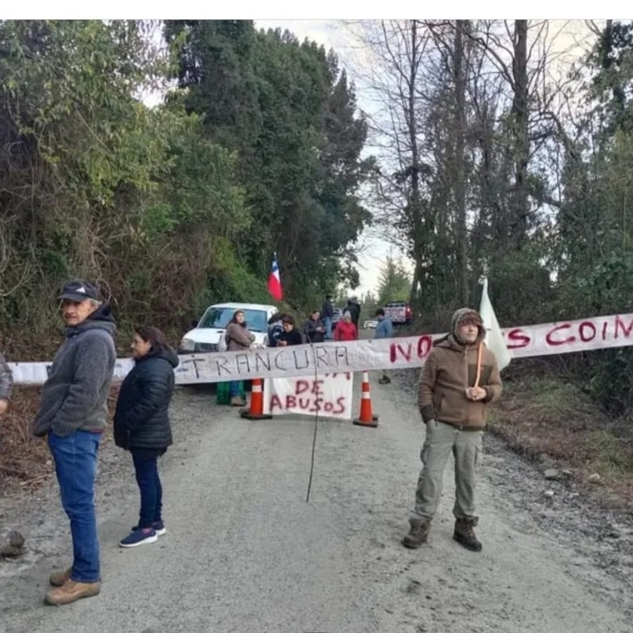 Lugareños de Curarrehue cortan ruta de escape ante erupción volcánica