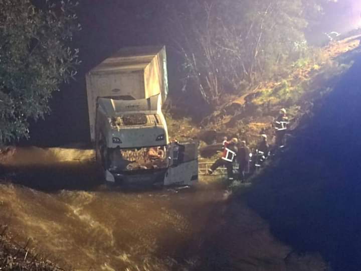 Ruta 5 Sur: Bomberos y Carabineros rescatan a una persona tras caída de camión al río