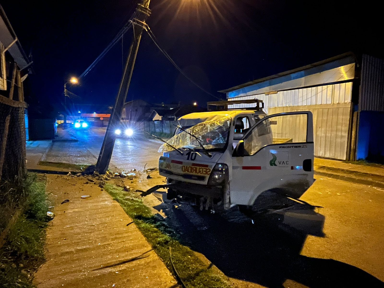 Pitrufquén: Choque de vehículo con poste deja calle cerrada