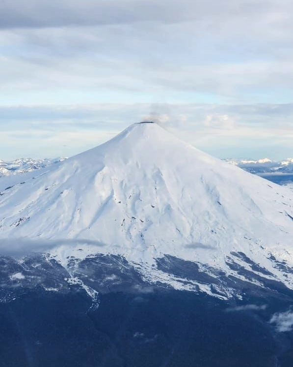 JDN y SERNAGEOMIN sobrevuelan Volcán Villarrica tras aumento de actividad sísmica