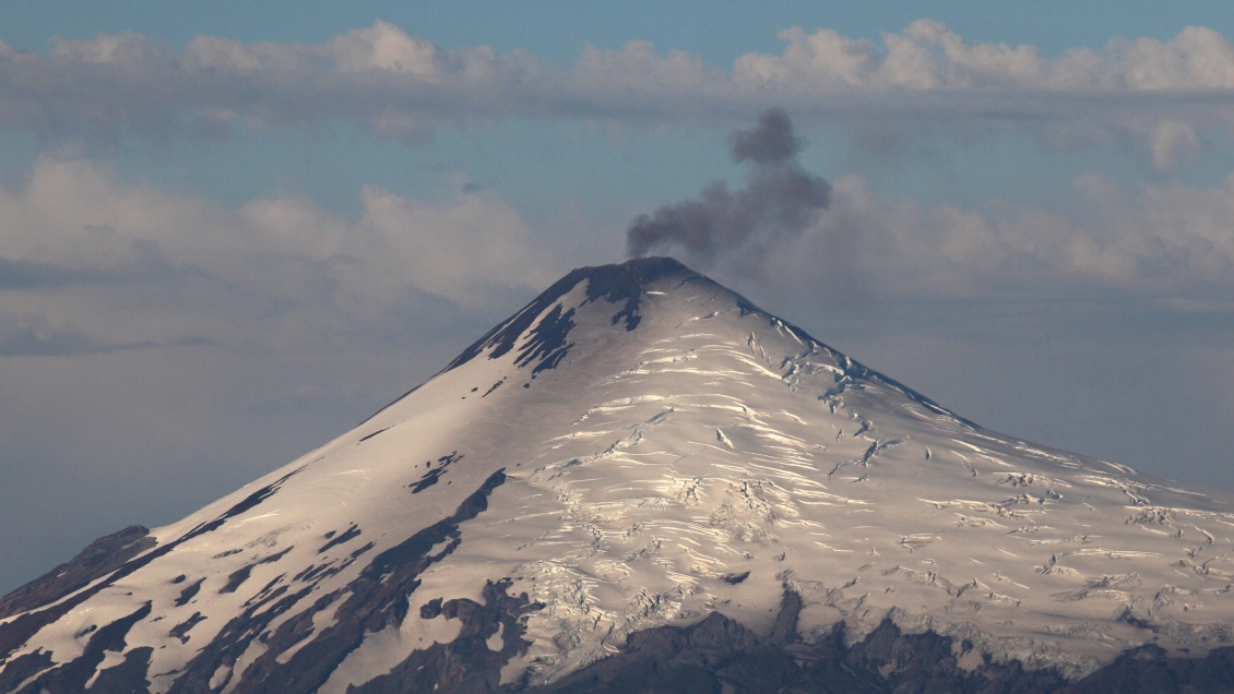 Pucón suspende clases ante aumento de actividad del Volcán Villarrica. Alerta Amarilla