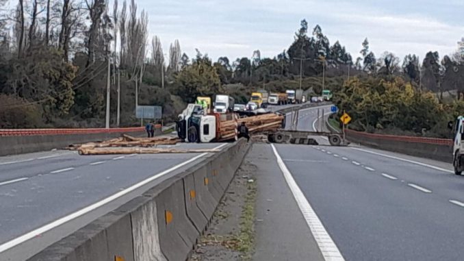 Volcamiento de camiones suspendió el tráfico en el sector de Puente Cautín