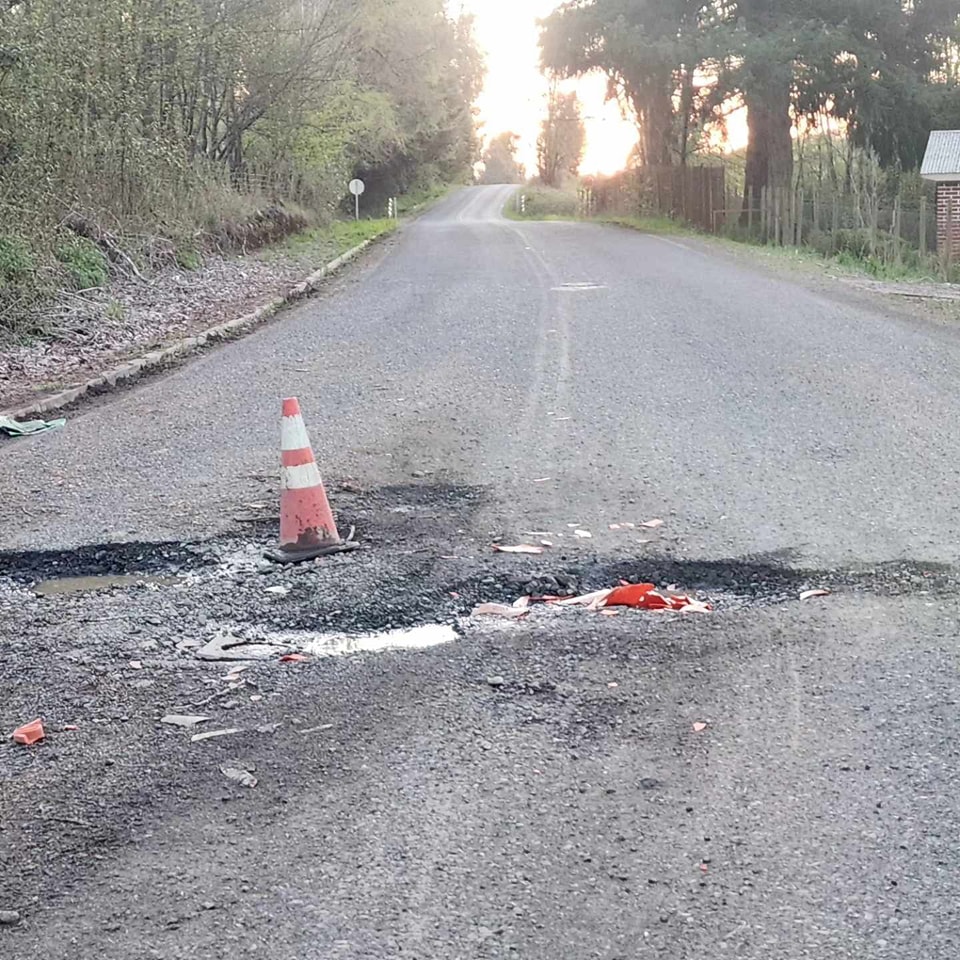 Vecinos denuncian mal estado de pavimento en tramo Huichahue-Caivico