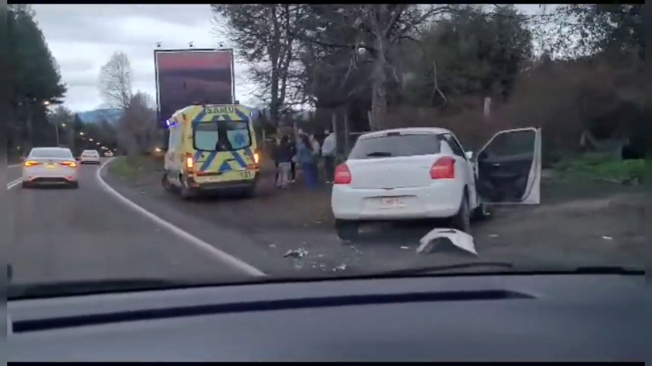 Accidente en la ruta Villarrica Pucón deja una mujer lesionada, quien fue trasladada al hospital. Tránsito expedito