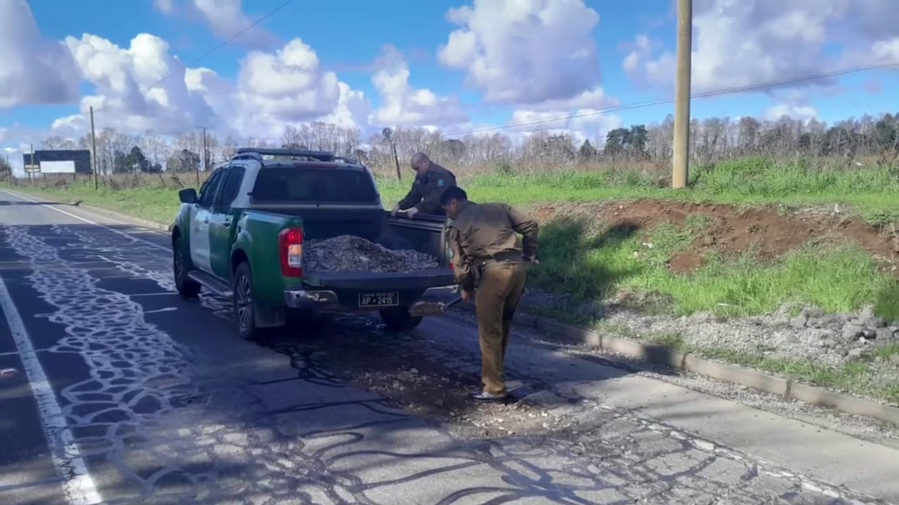 Carabineros asfaltando la ruta Villarrica - Freire. Director de vialidad responde a críticas