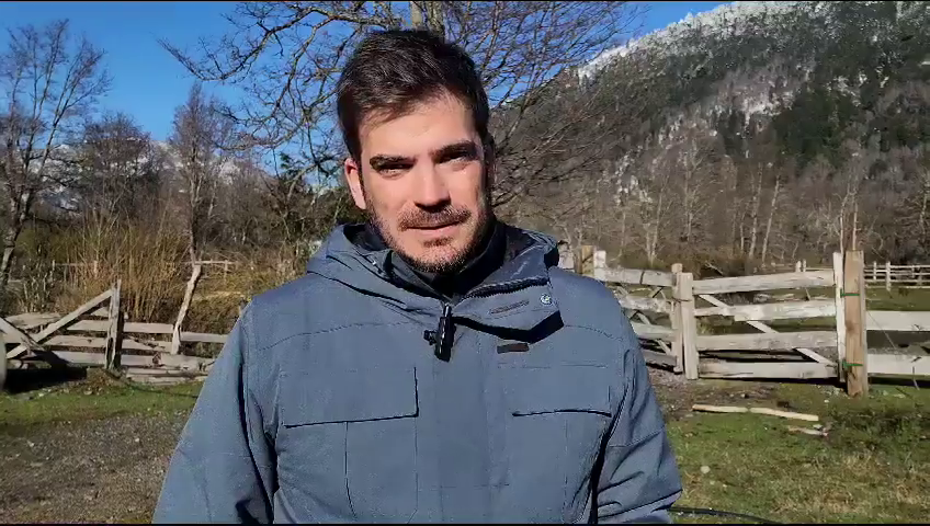 El Delegado Presidencial confirmó que un alud de tierra, árboles y otros elementos aplastó tres viviendas.