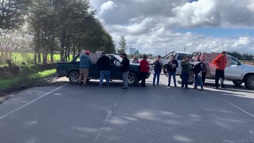 Ruta Freire Villarrica: A esta hora, usuarios reportan que, junto con la ruta Freire Cunco, se encuentra cortada por manifestaciones de vecinos del sector, cansados del mal estado de esos caminos.