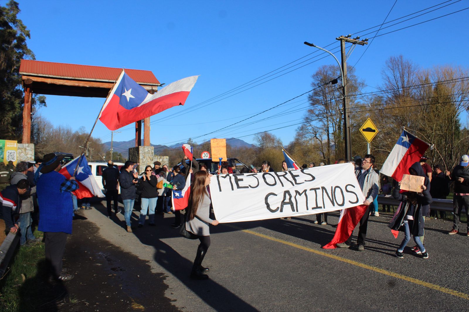 Vecinos convocan a nueva protesta por mal estado de caminos en Curarrehue