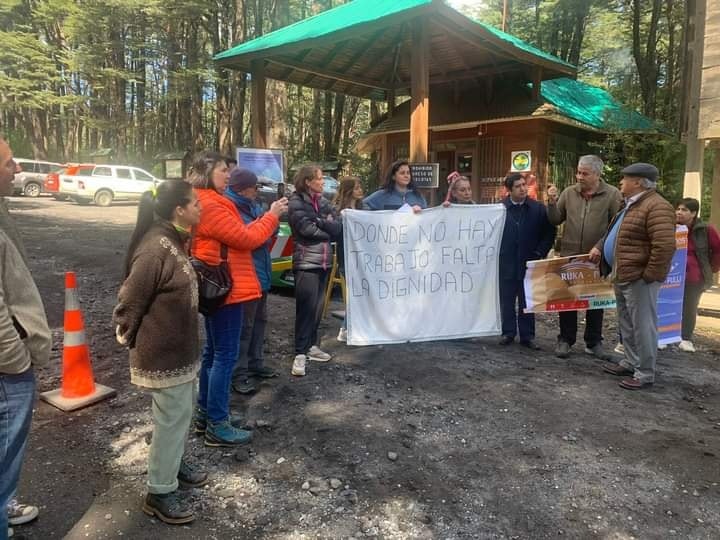 Alcalde de Pucón visita a vecinos y emprendimientos del sector camino al volcán