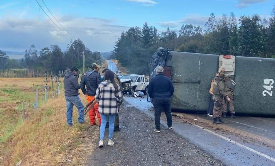 Actualización: Accidente múltiple en ruta Nueva Imperial - Carahue deja 15 carabineros y 6 civiles heridos