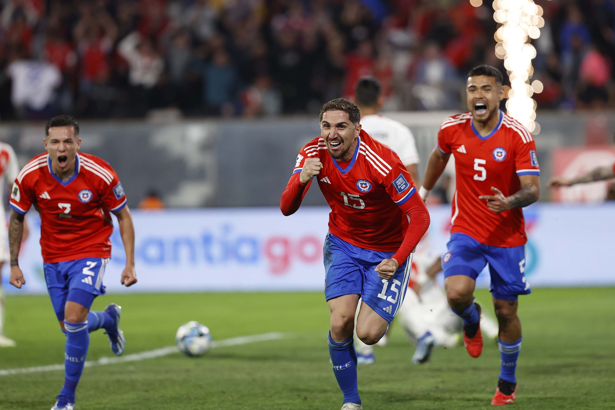 Chile se impuso a Perú y sumó su primer triunfo en las Eliminatorias