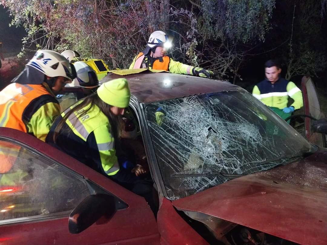 Accidente en Selva Oscura, Victoria (ruta R-861) deja tres heridos tras choque de vehículo contra árbol. Uno de los heridos está grave.