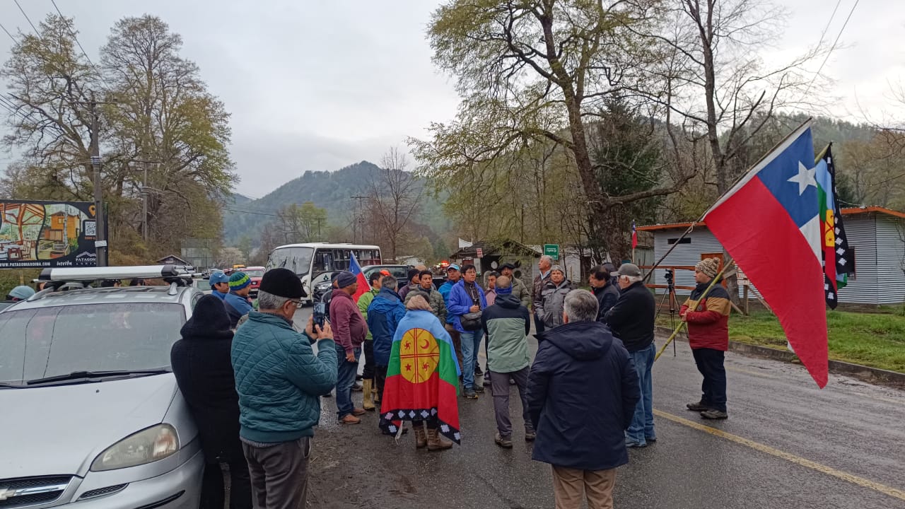 Vecinos de Curarrehue protestan por pésimo estado de rutas