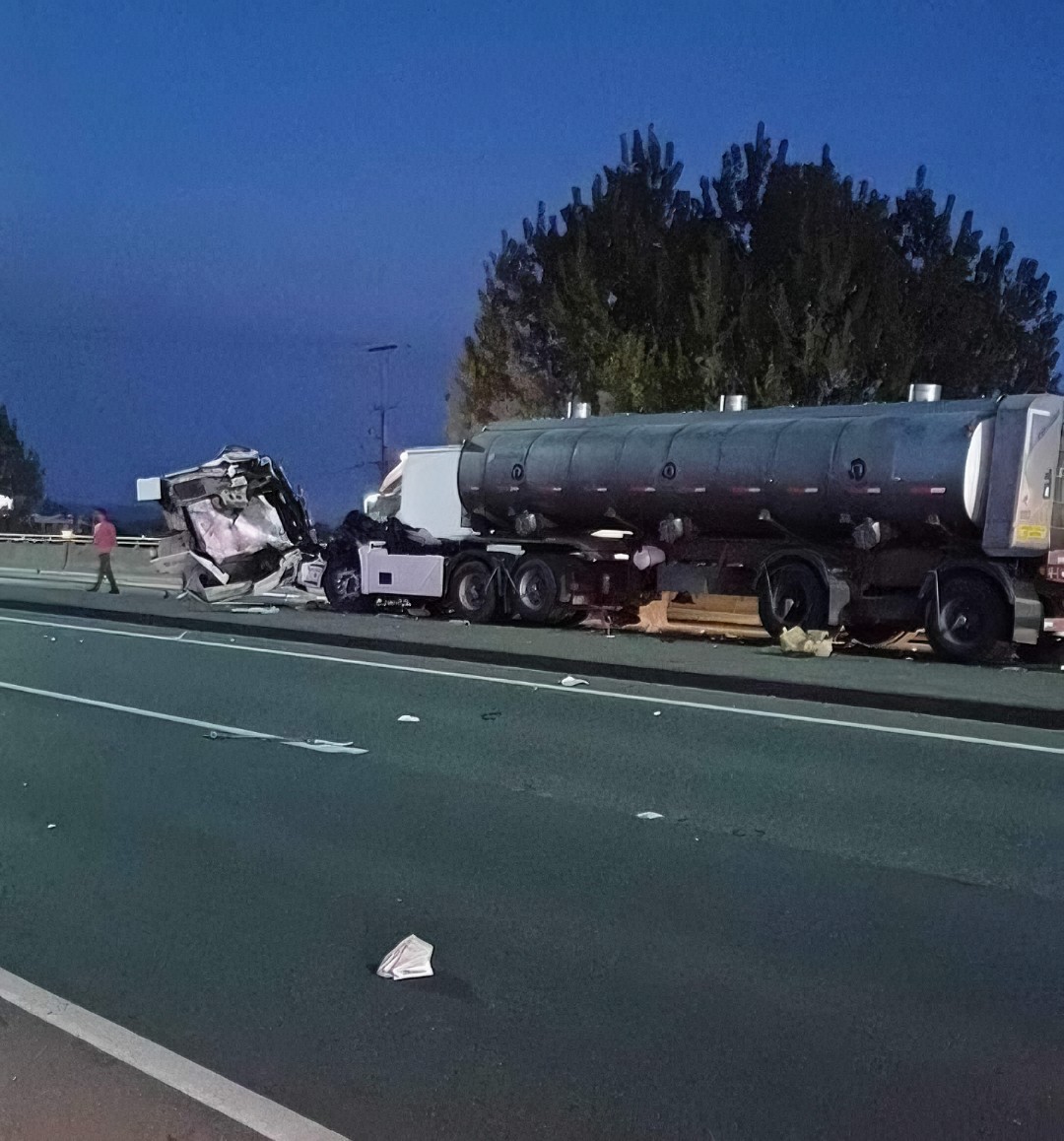Choque entre camiones corta Ruta 5 Sur en dirección al norte