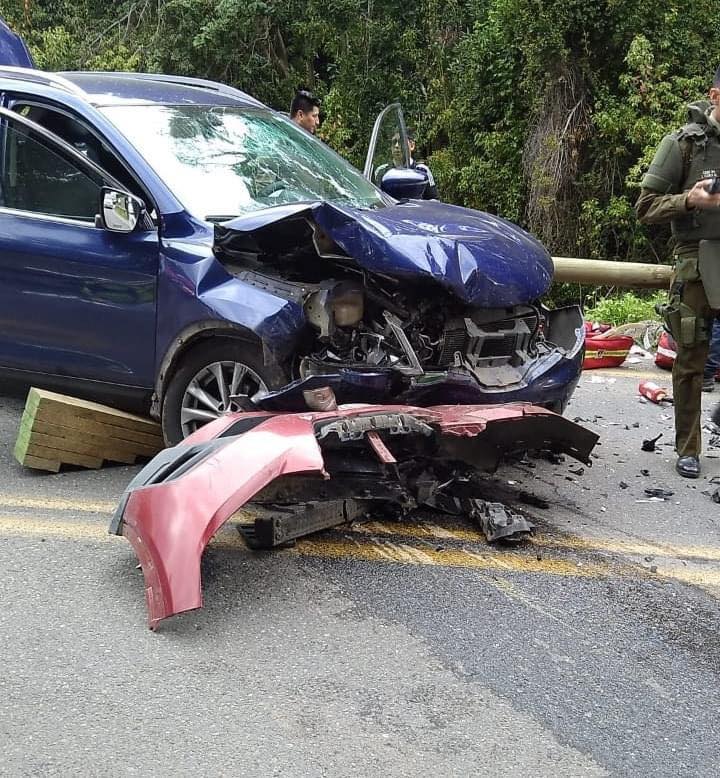 2 heridos graves deja colisión frontal en Villarrica