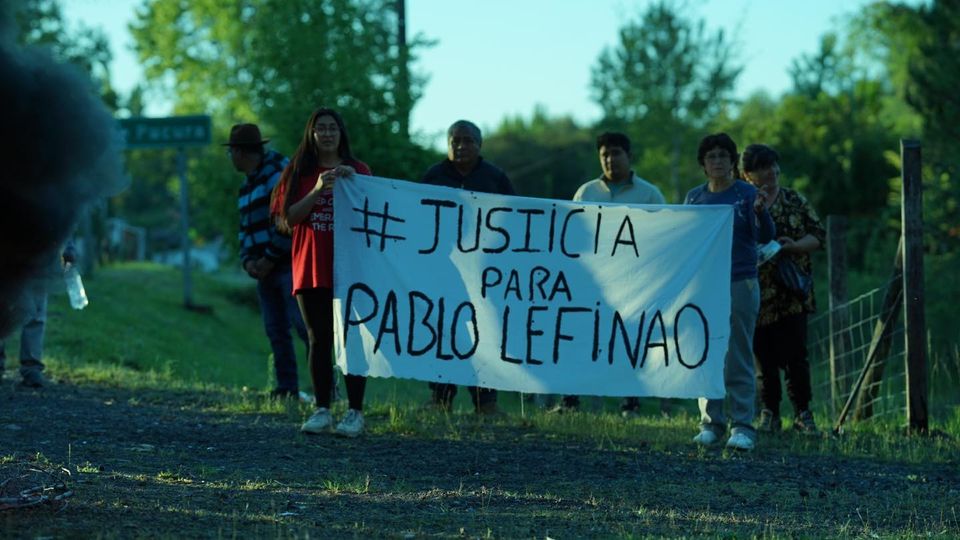 Los manifestantes exigen justicia para Pablo Lefinao y que se esclarezca lo ocurrido en este caso.