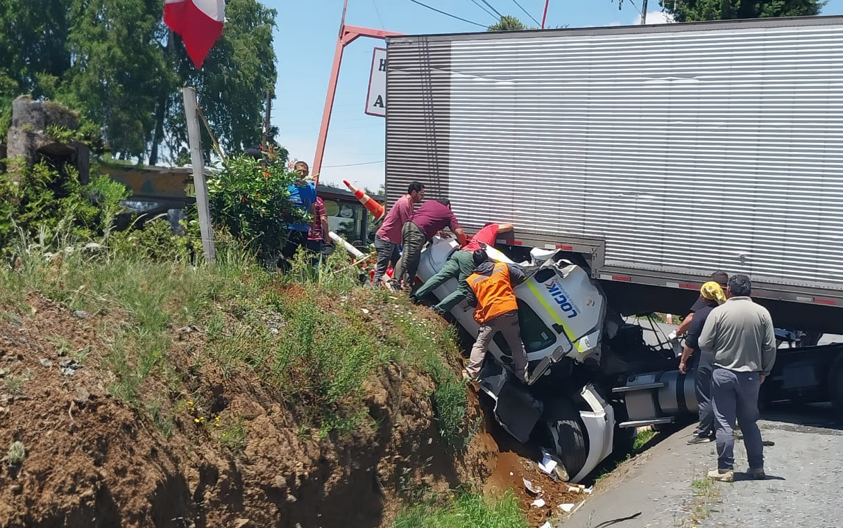 Choque de camión maderero en la Ruta 5 Sur: dos conductores en estado grave