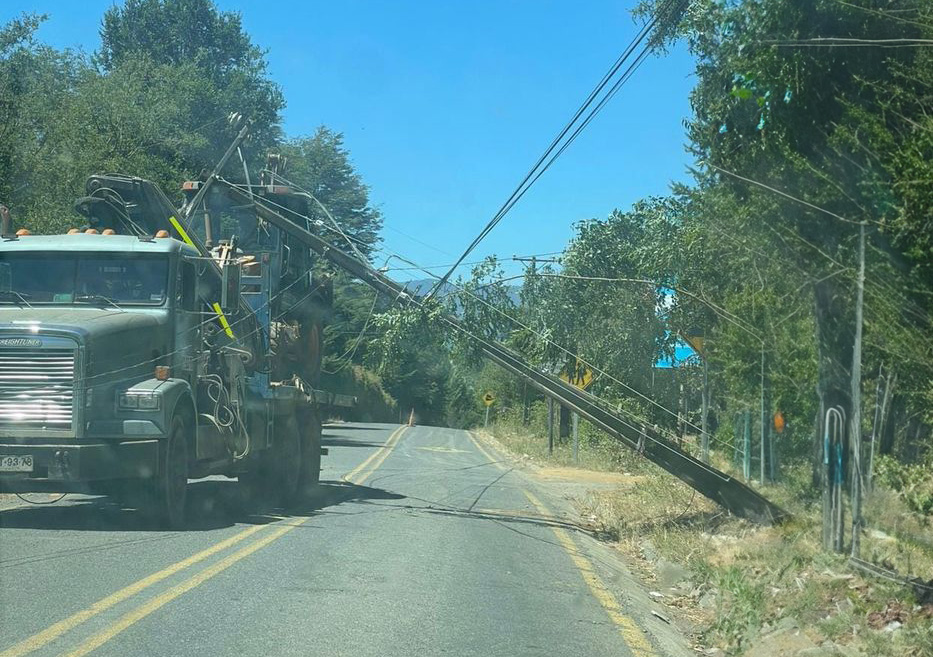 Colisión de camión y poste en ruta Villarrica-Pucón