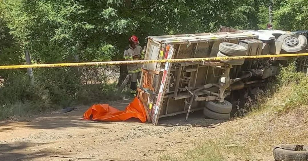 Tragedia en Curarrehue: camión volcó y una persona murió