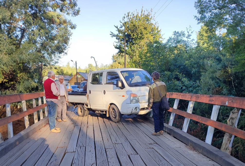 Peligro en el puente Puyehue: conductor casi cae al río