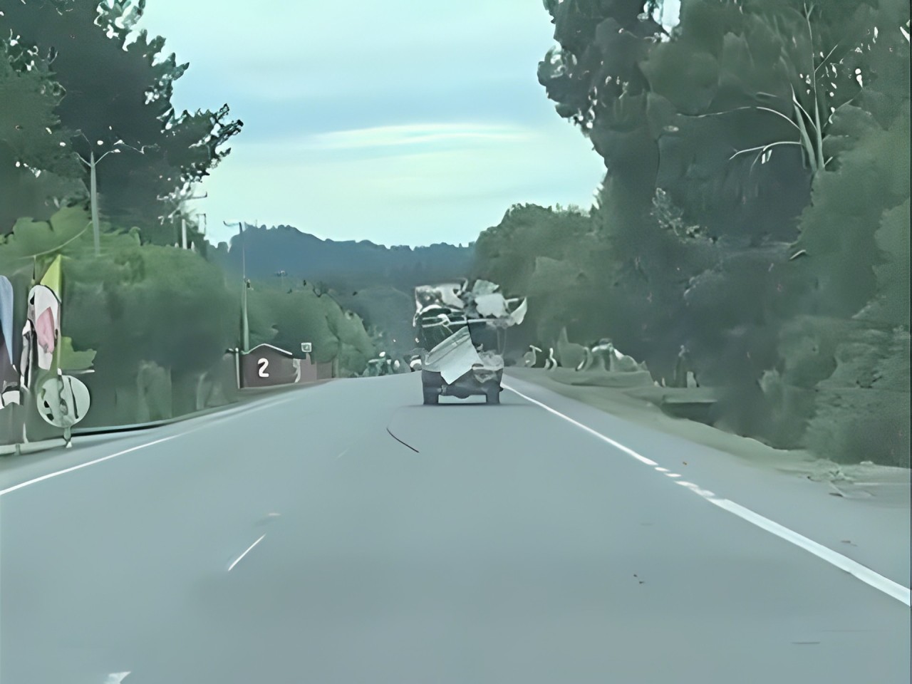 ¡Conductor de camión deja caer chatarra en la ruta Villarrica Freire!