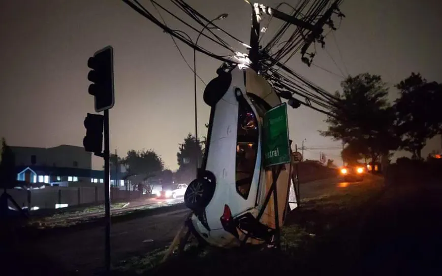 Violento choque en Temuco termina con auto incrustado y corte de luz
